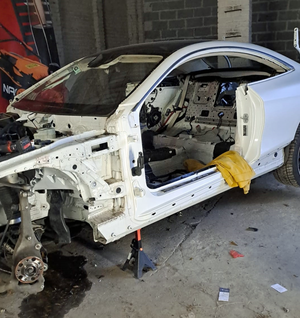 W dziupli samochodowej policjanci zatrzymali dwóch mężczyzn w trakcie demontażu mercedesa