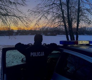 Ostrożnie na lodzie – węgrowscy policjanci codziennie sprawdzają zamarznięte zbiorniki wodne
