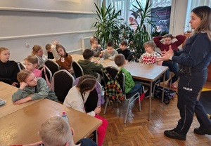 Bezpieczne ferie z MGOK w Łochowie – spotkanie dzieci z dzielnicową