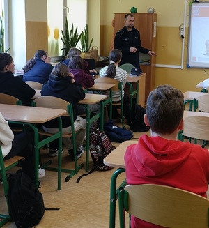 Spotkanie profilaktyczne w Szkole Podstawowej nr 2. Policjant rozmawiał z uczniami o hejcie