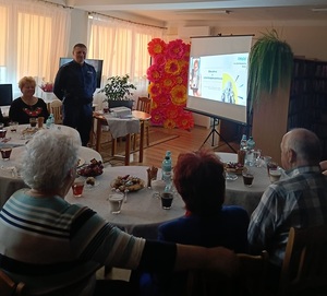 Spotkanie dzielnicowego z seniorami w gminie Miedzna- profilaktyka oszustw