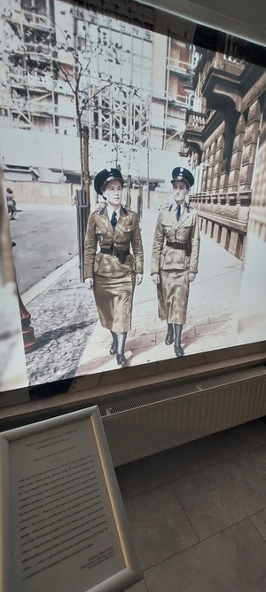 Dni otwarte w KPP Węgrów: Wyjątkowy wyjazd edukacyjny klas mundurowych do Komendy Głównej Policji