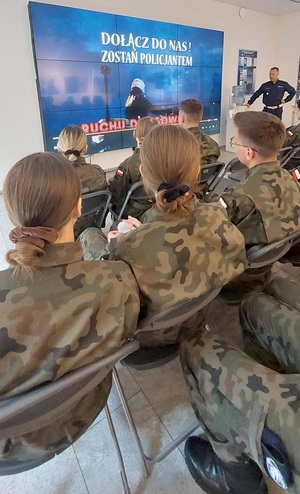 Dni otwarte w KPP Węgrów: Wyjątkowy wyjazd edukacyjny klas mundurowych do Komendy Głównej Policji