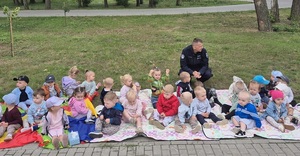 Edukacja od najmłodszych lat. Dzielnicowy z wizyta w żłobku miejskim