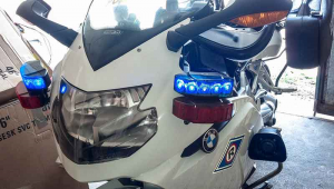 Światła błyskowe policyjnego motocykla