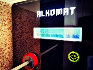 Alkomat promiler w holu komendy