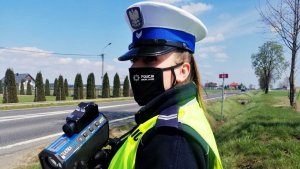 Policjantka ruchu drogowego w trakcie pomiarów prędkości