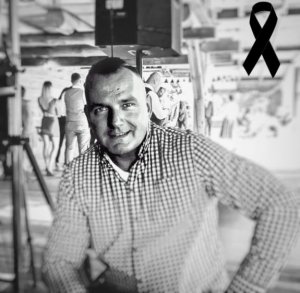 Zdjęcie przedstawia zmarłego policjanta.