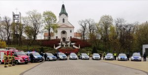 Na zdjęciu widzimy policjantów oraz strażaków oddający hołd poległemu funkcjonariuszowi.