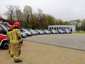 Na zdjęciu widzimy policjantów oraz strażaków oddający hołd poległemu funkcjonariuszowi.