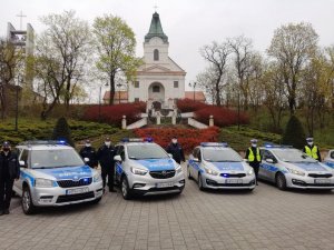 Na zdjęciu widzimy policjantów oraz strażaków oddający hołd poległemu funkcjonariuszowi.