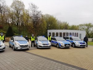 Na zdjęciu widzimy policjantów oraz strażaków oddający hołd poległemu funkcjonariuszowi.