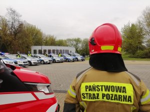 Na zdjęciu widzimy policjantów oraz strażaków oddający hołd poległemu funkcjonariuszowi.