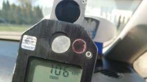 Miernik prędkości wskazuje prędkość 106 km/h