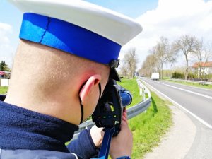 Policjant w trakcie pomiaru prędkości