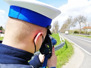 Policjant w trakcie pomiaru prędkości
