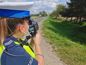 Policjantka wykonuje pomiar prędkości