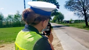 Policjanci ruchu drogowe w trakcie działań prędkość