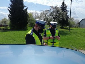 Policjanci ruchu drogowe w trakcie działań prędkość