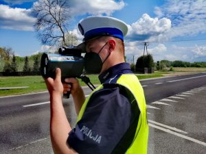 Policjanci ruchu drogowe w trakcie działań prędkość