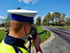 Policjanci ruchu drogowe w trakcie działań prędkość