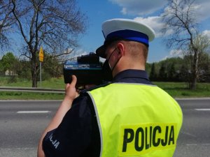 Policjanci ruchu drogowe w trakcie działań prędkość
