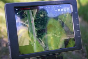 Ekran sterownika drona patrolującego mazowieckie drogi.