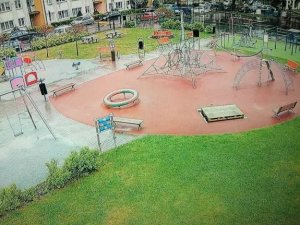 Obraz z monitoringu miejskiego- plac zabaw
