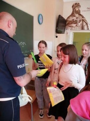 Lekcja bezpieczeństwa w ruchu dla uczniów szkoły, która prowadzi policjant