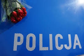 Kwiaty na masce policyjnego radiowozu