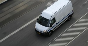 bus jadący ulicą. zdjęcie poglądowe
