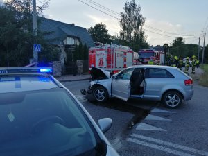 Wypadek w Blochach. Uszkodzone pojazdy i pracujące służby.