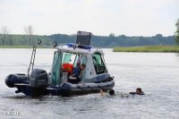 Policyjna łódka ratuje tonącego