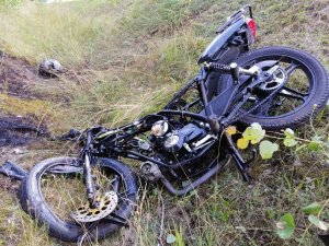 Zdjęcia z miejsca wypadku. Uszkodzone pojazdy.Pracujące na miejscu służby, a także doprowadzany zatrzymany.