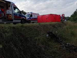 Zdjęcia z miejsca wypadku. Uszkodzone pojazdy.Pracujące na miejscu służby, a także doprowadzany zatrzymany.
