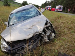 Zdjęcia z miejsca wypadku. Uszkodzone pojazdy.Pracujące na miejscu służby, a także doprowadzany zatrzymany.