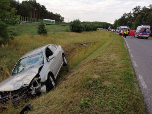 Zdjęcia z miejsca wypadku. Uszkodzone pojazdy.Pracujące na miejscu służby, a także doprowadzany zatrzymany.