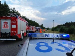Zdjęcia z miejsca wypadku. Uszkodzone pojazdy.Pracujące na miejscu służby, a także doprowadzany zatrzymany.