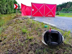 Zdjęcia z miejsca wypadku. Uszkodzone pojazdy.Pracujące na miejscu służby, a także doprowadzany zatrzymany.