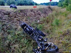 Zdjęcia z miejsca wypadku. Uszkodzone pojazdy.Pracujące na miejscu służby, a także doprowadzany zatrzymany.