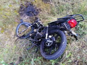 Zdjęcia z miejsca wypadku. Uszkodzone pojazdy.Pracujące na miejscu służby, a także doprowadzany zatrzymany.
