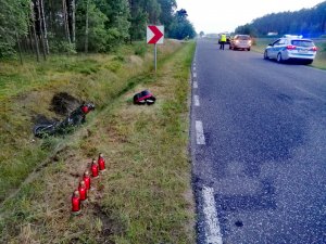 Zdjęcia z miejsca wypadku. Uszkodzone pojazdy.Pracujące na miejscu służby, a także doprowadzany zatrzymany.