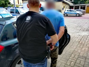 Zdjęcia z miejsca wypadku. Uszkodzone pojazdy.Pracujące na miejscu służby, a także doprowadzany zatrzymany.