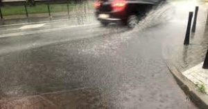 zalana droga. jadące auto