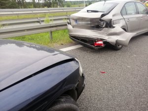 uszkodzone pojazdy po zderzeniu