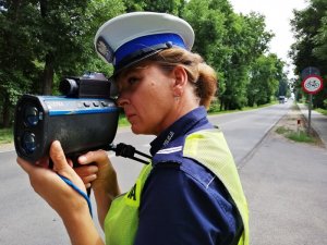 Policjantka ruchu drogowego kontroluje prędkość