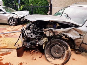 Rozbite auta po wypadku drogowym. Na miejscu pracują służby ratunkowe.