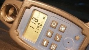 miernik prędkości wyświetla prędkość kierowcy 118 km/h