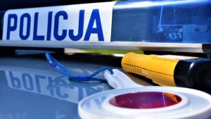 Policja, alkomat oraz tarcza do zatrzymywania pojazdów.