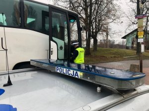 Policjant kontroluje autobus